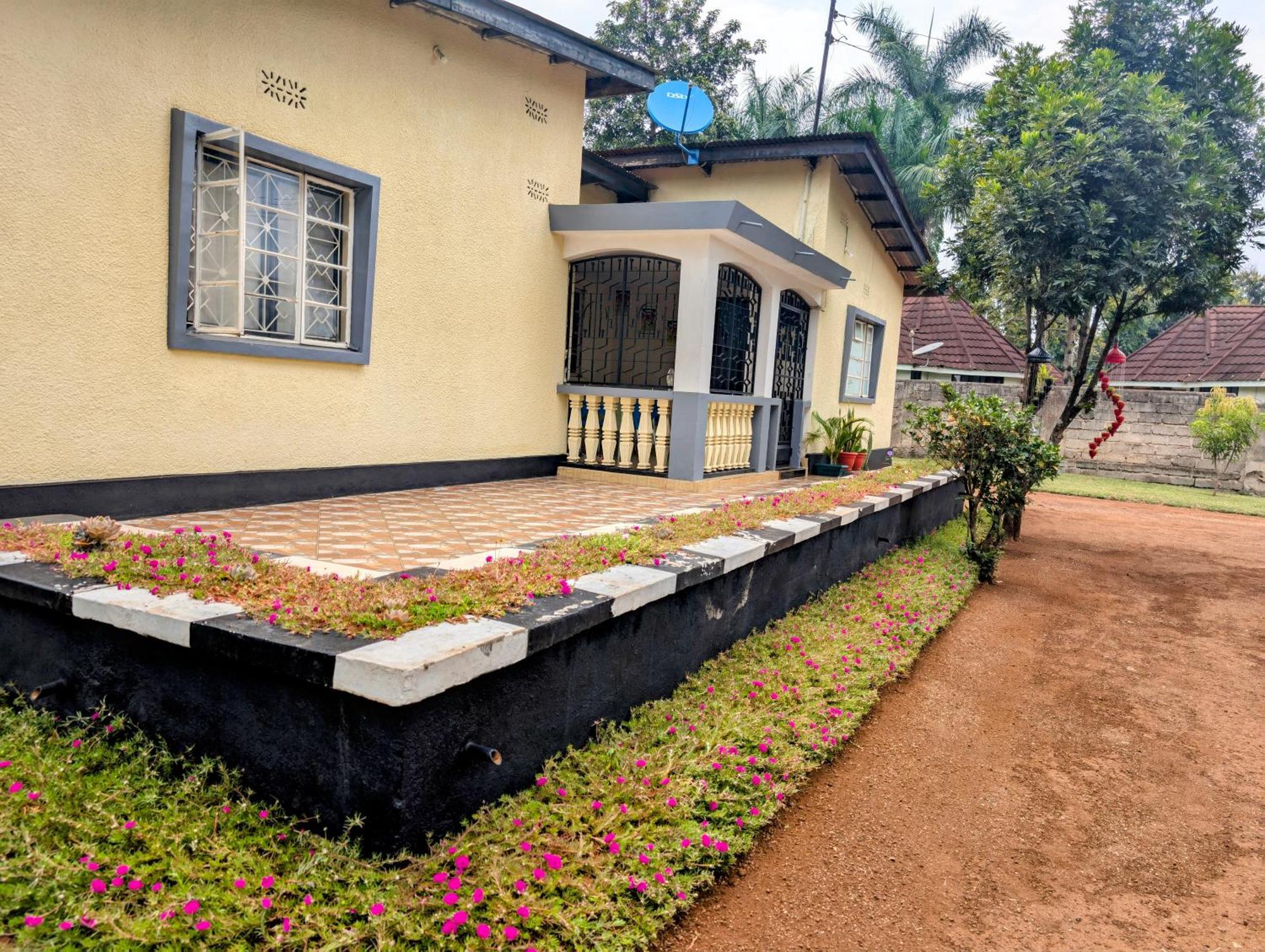 Dans Place Moshi Exterior foto